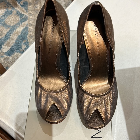 Marc Fisher size 10 bronze wedges - Picture 3 of 9